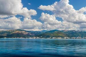 baía do kotor dentro a adriático mar, Montenegro. mar cruzeiro perto a costa. foto