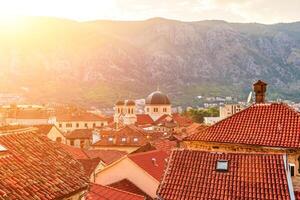 pôr do sol sobre a vermelho lado a lado telhados do a velho Cidade do kotor, Montenegro. foto