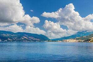 baía do kotor dentro a adriático mar, Montenegro. mar cruzeiro perto a costa. foto