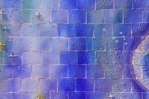 colorida grafite pintado em uma decorativo tijolo gostar azulejos. abstrato urbano fundo. spray pintura arte. foto