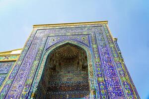 a antigo mausoléu do shakh-i-zinda, a túmulo do vivo rei, durante a reinado do emir temur dentro samarcanda. necrópole arco decorado com geométrico islâmico oriental ornamento. foto