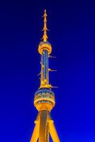 Tashkent televisão torre iluminado de noite iluminação às período noturno. foto