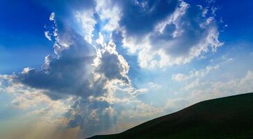 raios solares quebra através dramático cumulus nuvens. mudança do clima. esperança ou religião conceito. foto