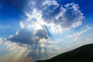 raios solares quebra através dramático cumulus nuvens. mudança do clima. esperança ou religião conceito. foto