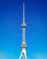 Tashkent televisão torre, uzbequistão em uma azul céu fundo. foto