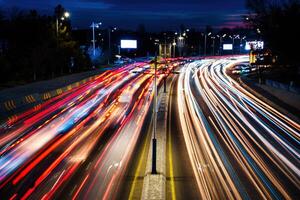 carro tráfego luz às noite cidade. foto