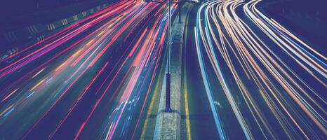 carro tráfego luz às noite cidade. foto