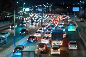 borrado carro tráfego luz às noite cidade. tráfego geléia dentro tarde pressa hora. foto