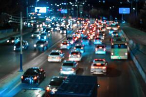 borrado carro tráfego luz às noite cidade. tráfego geléia dentro tarde pressa hora. foto