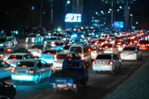 borrado carro tráfego luz às noite cidade. tráfego geléia dentro tarde pressa hora. foto