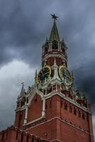 vermelho quadrado. spasskaya torre com uma relógio. encontro nuvens sobre a kremlin. Moscou, Rússia. foto