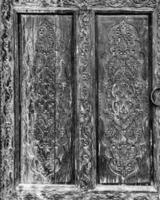 esculpido de madeira portas com padrões e mosaicos. abstrato fundo para Projeto. foto