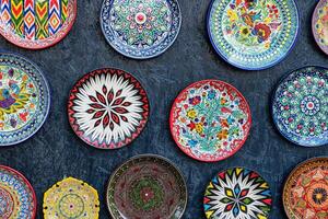 árabe pintado cerâmico pratos em a muro. foto