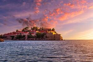 hotel em a ilha do Sveti Stefan às pôr do sol, budva, Montenegro. foto