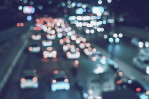 borrado carro tráfego luz às noite cidade. tráfego geléia dentro tarde pressa hora. foto