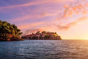 hotel em a ilha do Sveti Stefan às pôr do sol, budva, Montenegro. foto