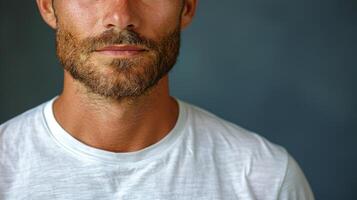 uma homem com uma barba vestindo uma branco camisa foto