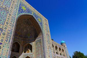 samarcanda, uzbequistão - setembro 27, 2023 registan quadrado com ulugbek madraça, a famoso quadrado dentro samarcanda, incluído dentro a unesco mundo herança local. foto