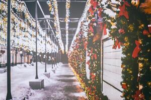 Natal ou Novo anos mercado dentro uma Europa com casas decorado com brinquedo bolas e guirlandas às noite. vintage filme estética. foto