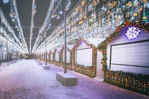 Natal ou Novo anos mercado dentro uma Europa com casas decorado com brinquedo bolas e guirlandas às noite. vintage filme estética. foto