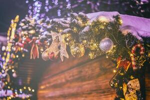 Natal ou Novo anos mercado dentro uma Europa com casas decorado com brinquedo bolas e guirlandas às noite. vintage filme estética. foto