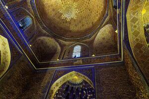 enfeite do a cúpula e interior do a gur emir mausoléu dentro samarcanda, uzbequistão. muçulmano oriental tradicional geométrico ornamento. foto