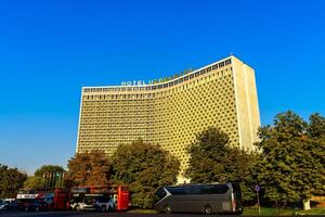 tashkent, uzbequistão - Outubro 16, 2023 Visão para fachada do hotel uzbequistão em uma ensolarado dia dentro tashkent. foto