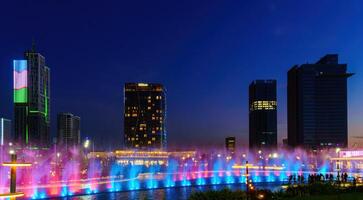 uzbequistão, Tashkent - setembro 29, 2023 uma fonte com laser iluminação e luz música dentro Tashkent cidade parque às período noturno e arranha-céus. foto