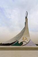 tahkent, uzbequistão - Outubro 17, 2023 monumento do independência dentro a Formato do uma estela com uma humo pássaro em uma nublado dia dentro a Novo uzbequistão parque. foto