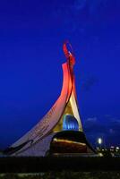 uzbequistão, Tashkent - Outubro 4, 2023 iluminado monumento do independência dentro a Formato do uma estela com uma humo pássaro dentro a Novo uzbequistão parque às período noturno dentro outono. foto