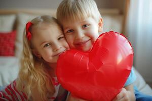 sorridente jovem irmãos segurando uma vermelho em forma de coração balão juntos dentro uma amoroso abraço foto
