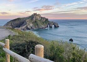 Visão sobre san Juan de gaztelugatxe dentro Espanha durante nascer do sol foto