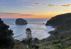 beira-mar às san Juan de gaztelugatxe dentro Espanha durante nascer do sol foto