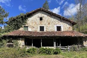 abandonado Fazenda casa ao longo a camino del norte dentro Espanha foto