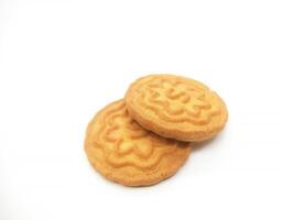 trigo biscoitos biscoitos - uma pilha do delicioso trigo volta biscoitos com uma poucos migalhas isolado em branco foto