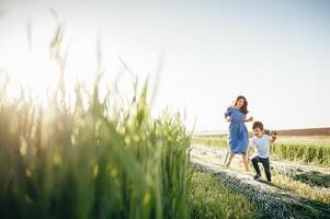 ter uma pequeno pequeno filho em repouso em natureza foto