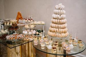 sobremesas com frutas, mousse, biscoitos. diferente tipos do doce pastelaria, pequeno colorida doce bolos, macaron, e de outros sobremesas dentro a doce bufê. doce Barra para aniversário. foto