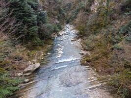 branco pedras desfiladeiro ofertas uma topo Visão do a montanha rio entre a falésias foto