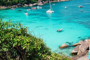 tropical ilhas do oceano azul mar água e branco areia de praia às similan ilhas com famoso vela pedra, phang nga Tailândia natureza panorama foto