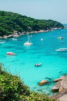 tropical ilhas do oceano azul mar água e branco areia de praia às similan ilhas com famoso vela pedra, phang nga Tailândia natureza panorama foto