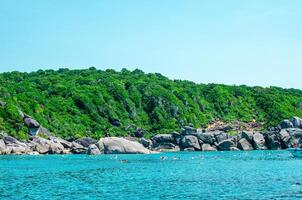 tropical ilhas do oceano azul mar água e branco areia de praia às similan ilhas com famoso vela pedra, phang nga Tailândia natureza panorama foto