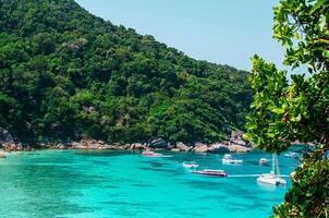 tropical ilhas do oceano azul mar água e branco areia de praia às similan ilhas com famoso vela pedra, phang nga Tailândia natureza panorama foto