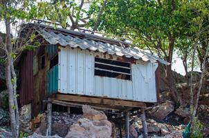 velho abandonado casa em a Beira do uma penhasco dentro a selva foto