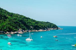 tropical ilhas do oceano azul mar água e branco areia de praia às similan ilhas com famoso vela pedra, phang nga Tailândia natureza panorama foto