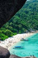 tropical ilhas do oceano azul mar água e branco areia de praia às similan ilhas com famoso vela pedra, phang nga Tailândia natureza panorama foto