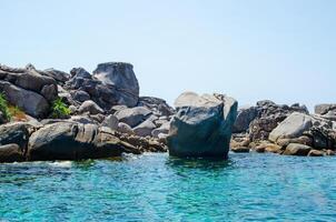 pedras e pedra de praia similan ilhas com famoso vela pedra, phang nga Tailândia natureza panorama foto