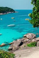 tropical ilhas do oceano azul mar água e branco areia de praia às similan ilhas com famoso vela pedra, phang nga Tailândia natureza panorama foto