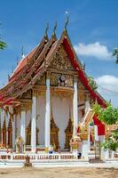 phuket, Tailândia fevereiro 27, 2024. detalhado Visão do a pagode às phuket maior budista têmpora wat Chalong foto