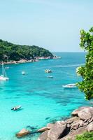 tropical ilhas do oceano azul mar água e branco areia de praia às similan ilhas com famoso vela pedra, phang nga Tailândia natureza panorama foto