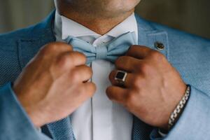 do noivo manhã. Casamento preparando. homem dentro branco camisa colocando em abotoaduras. o negócio vestir código foto